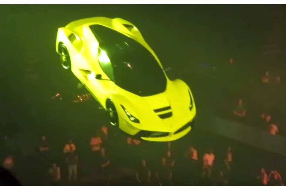 Drake tem Ferrari LaFerrari voador nos seus concertos