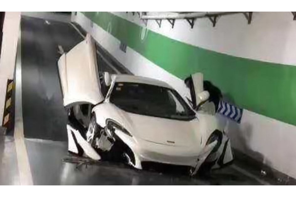 McLaren 12C destruído ao descer rampa de estacionamento na China