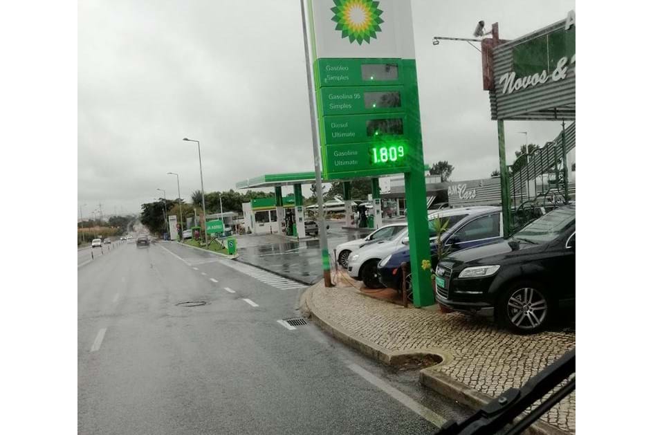 Bomba de combustível vende gasolina a 1,80 euros por litro em Sintra