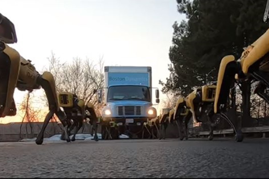 O poder de um SpotMini: Vídeo mostra robôs a puxar camião