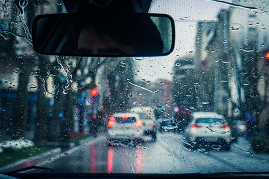 Sete cuidados a ter com o seu carro num dia de chuva