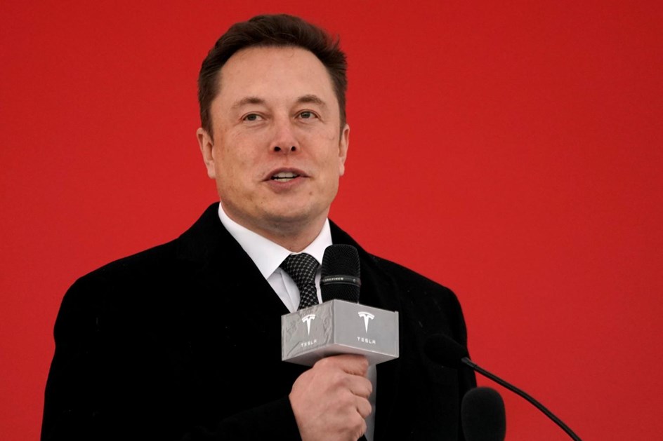 Tesla lança táxis sem condutor no próximo ano