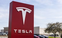 Tesla inova futuro automóvel e cria carro sem volante e pedais