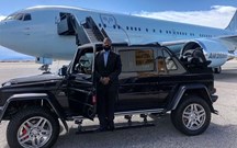 Drake mostrou G650 Landaulet ao lado do seu avião privado