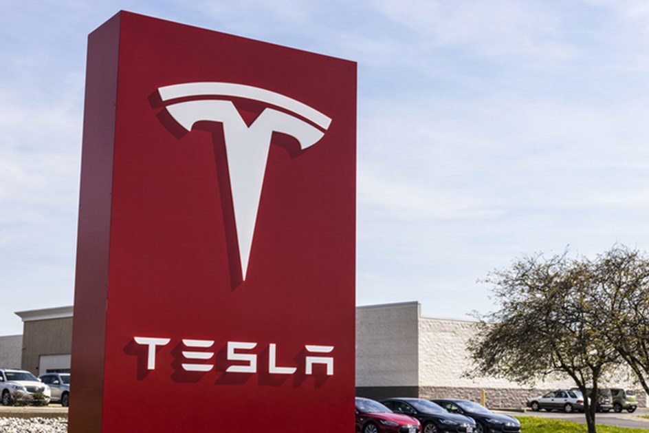 Tesla inova futuro automóvel e cria carro sem volante e pedais