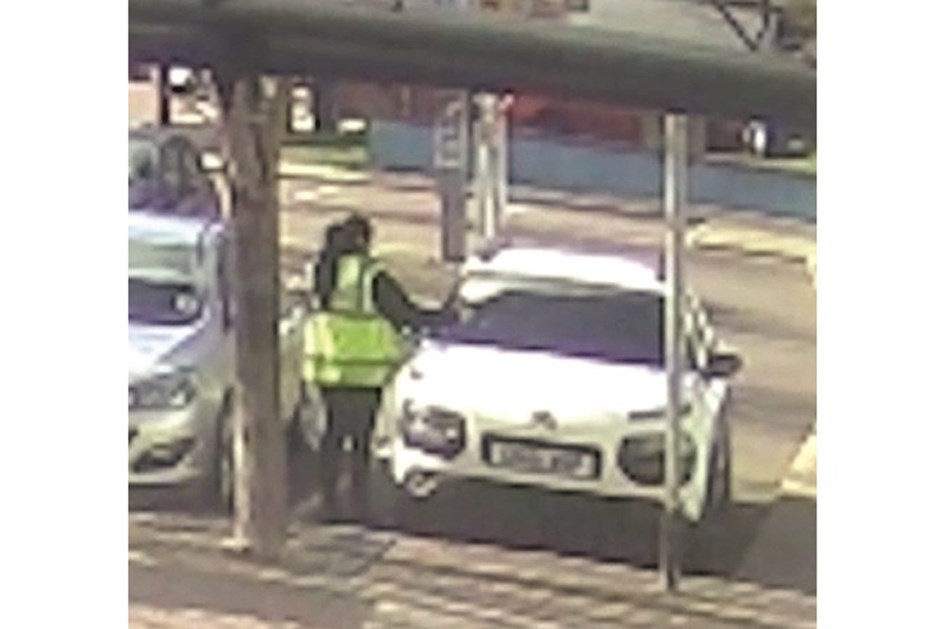 Polícia apanhada a roubar bilhete de estacionamento para poder multar