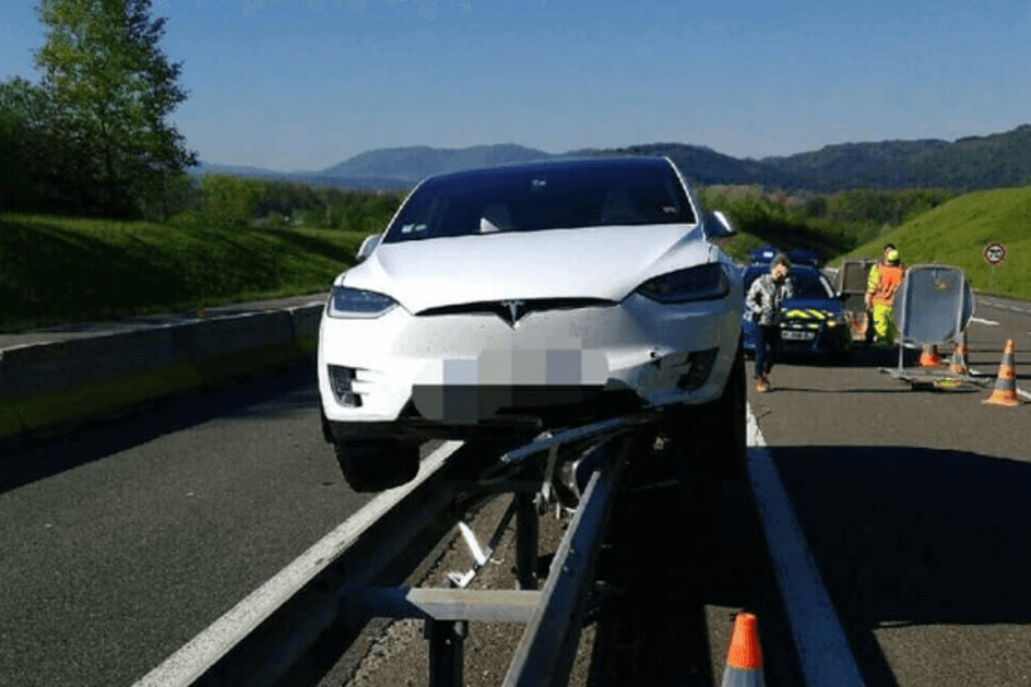 Tesla Model X ‘aterrou’ em cima dos rails de uma auto-estrada