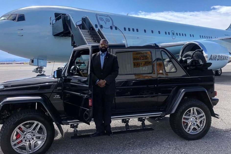 Drake mostrou G650 Landaulet ao lado do seu avião privado