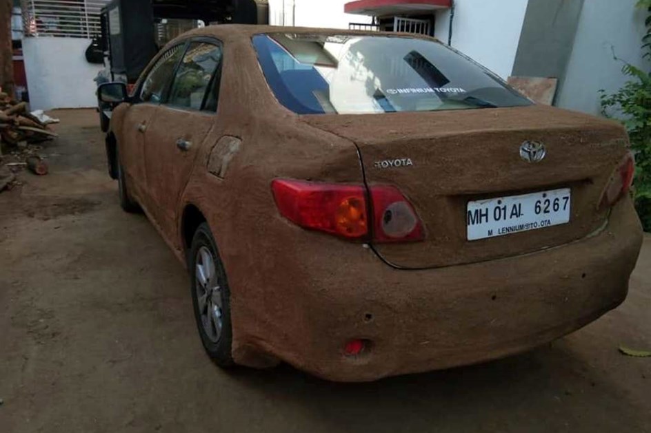 Condutora indiana cobriu Toyota Corolla com estrume de vaca para combater calor extremo