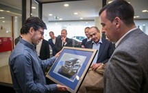 BMW oferece esboço autografado do i3