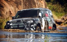 Land Rover Defender a salvar leões no Quénia