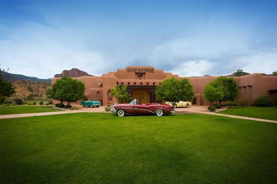 Quer comprar um museu automóvel e um resort por 248 milhões?