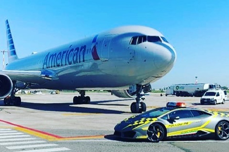 Lamborghini Húracan guia aviões em Bolonha