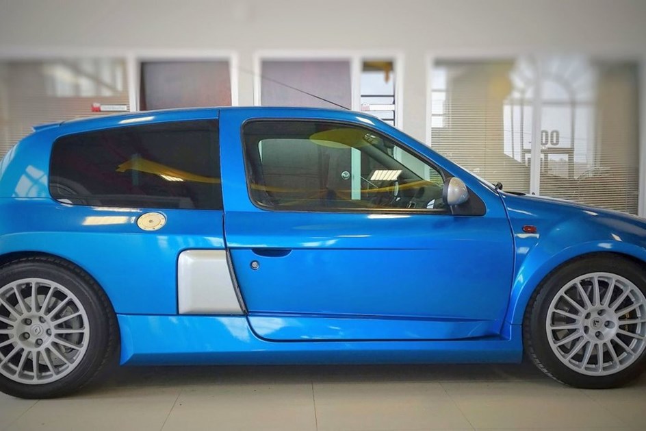 Este fantástico Renault Clio V6 procura novo dono!