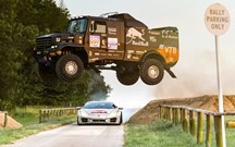 Camião Kamaz de 9 toneladas saltou por cima de Lamborghini Huracán 