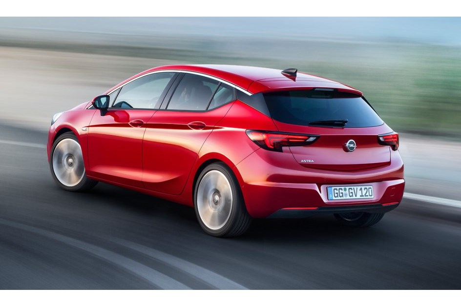Opel Astra foi renovado e recebeu motores mais eficientes