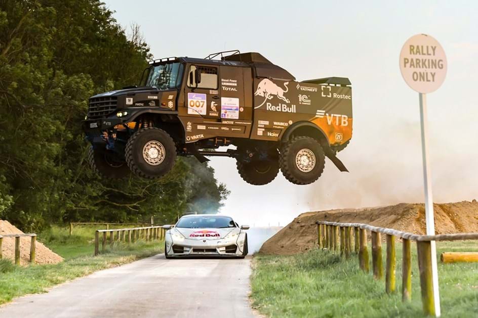 Camião Kamaz de 9 toneladas saltou por cima de Lamborghini Huracán 