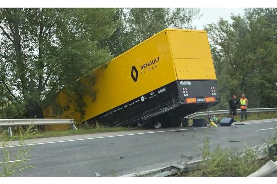 F1: Tudo corre mal à Renault. Agora foi o camião…