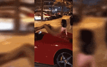 Mulher nua dança em cima de Ferrari
