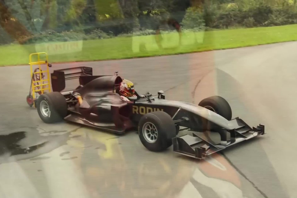 Rodin FZED custa 580 mil euros e faz de si um piloto de F1