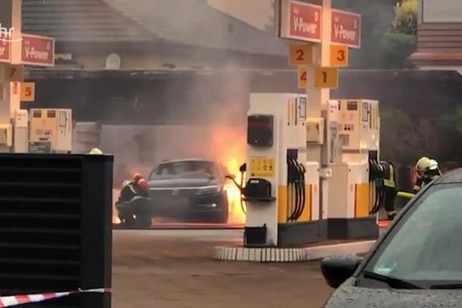 Condutora remove gasolina de carro diesel com um aspirador e provoca incêndio
