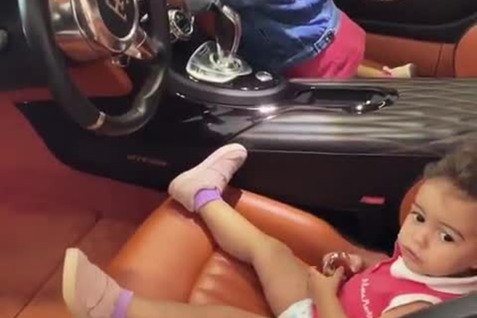 Filhas de Ronaldo apanhadas a brincar dentro do Bugatti Veyron do pai