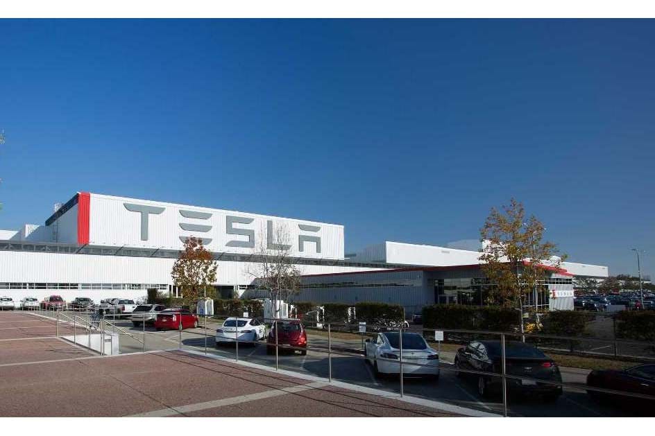 COVID-19: Tesla obrigada a encerrar a fábrica de Fremont