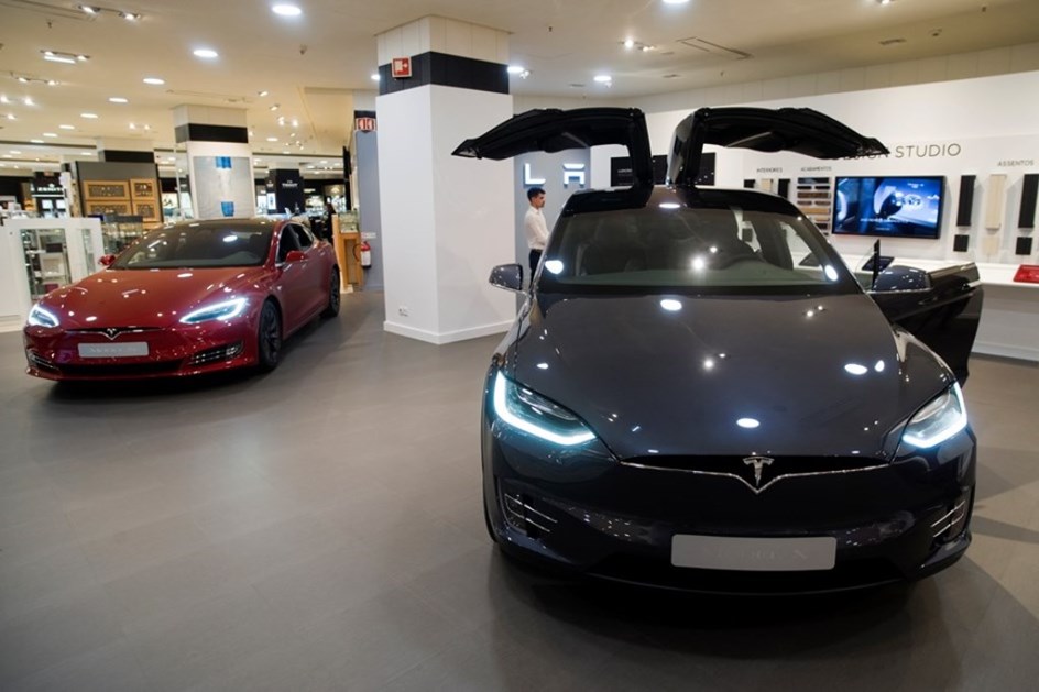 Tesla lança seguradora própria com preços até 30% mais baixos