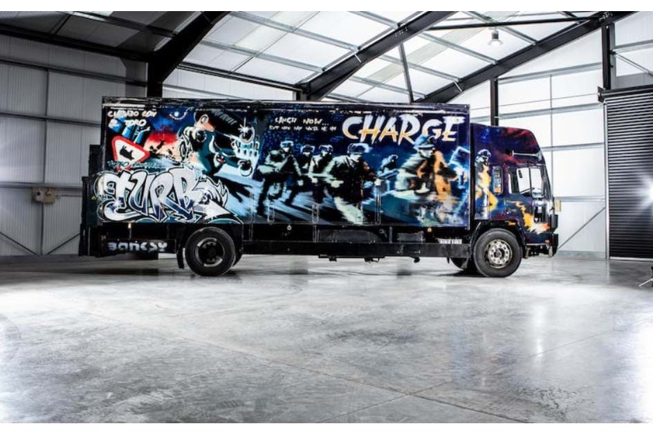 Camião com mais de 20 anos pintado por Banksy pode render 2 milhões