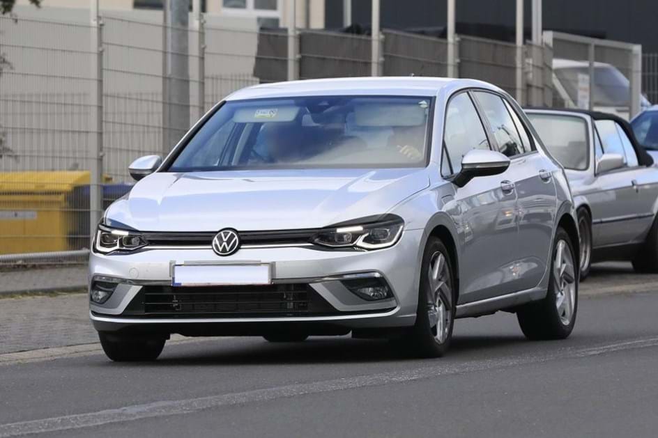 Novo VW Golf sem disfarce apanhado por 'paparazzi'