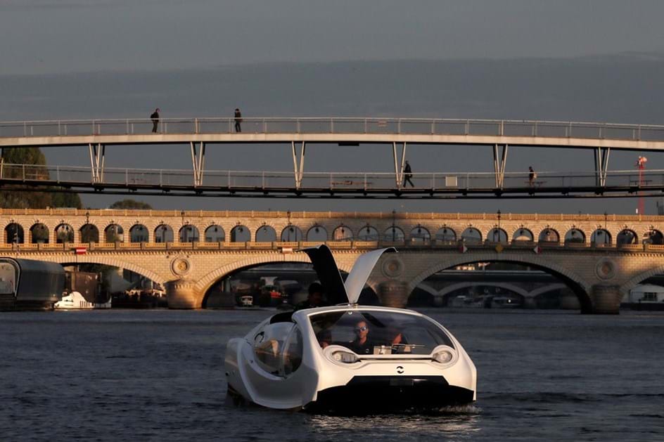 Táxis "voadores" cruzam rio Sena para desentupirem Paris