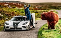 Carina Lima de Koenigsegg One:1 às "voltinhas" na Escócia