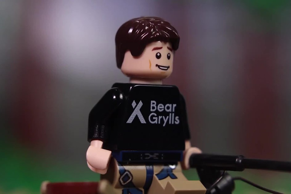 Bear Grylls na selva com Land Rover Defender em Lego