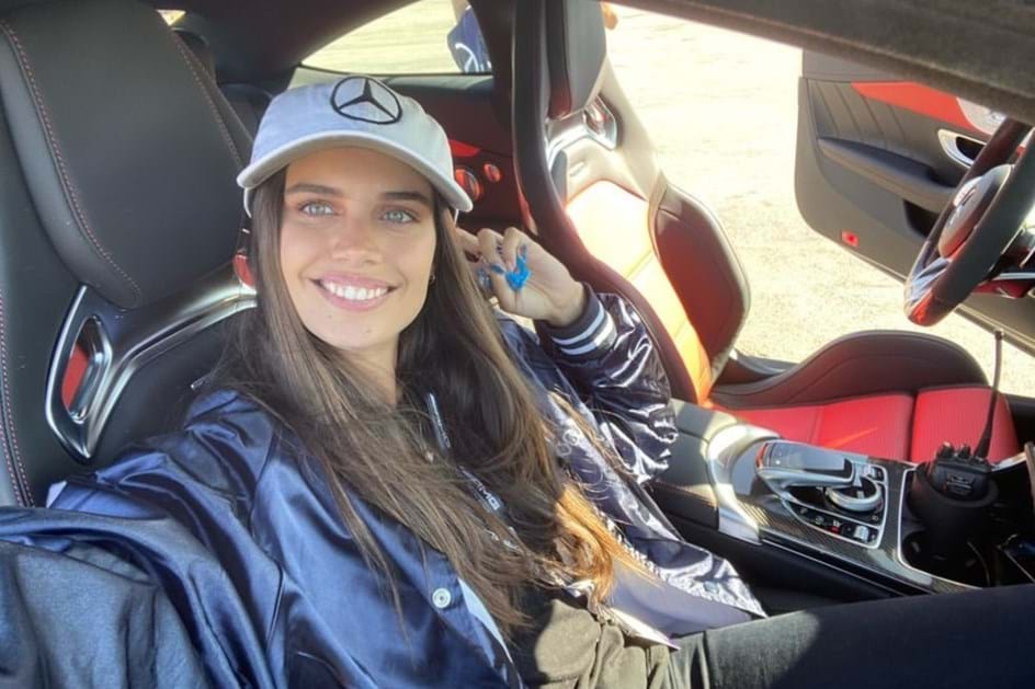 Sara Sampaio em modo 'racing' com a Mercedes AMG
