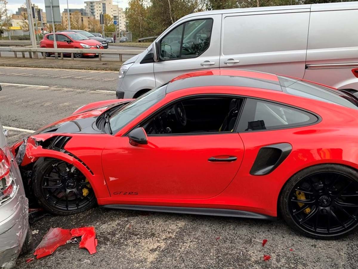 r conserta Porsche 911 destruído em trabalho de 100 horas