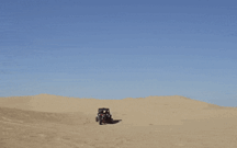 Max Verstappen e Alex Albon aos saltos no deserto