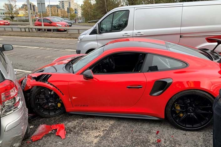 r conserta Porsche 911 destruído em trabalho de 100 horas