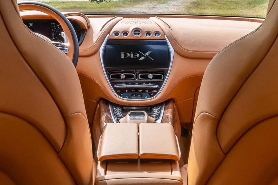 Esta é a primeira imagem do interior do Aston Martin DBX - Actualidade ...