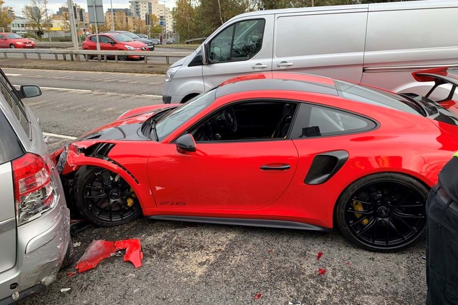 Porsche 911 GT2 RS destruído em minutos por falta de "mãozinhas"