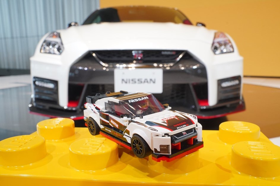 Um Nissan GT-R para quem tem mãos… a fazer lego!