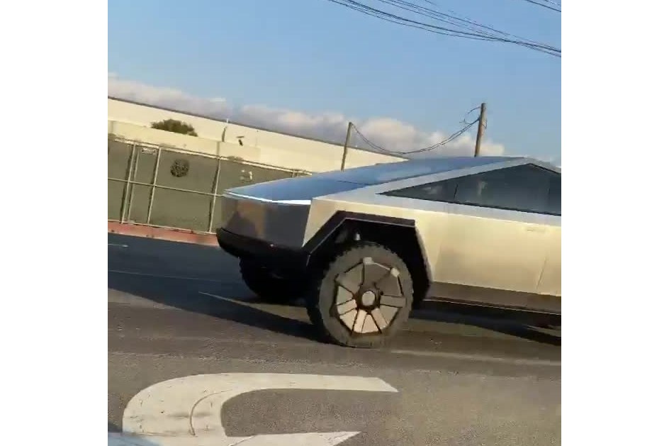 Tesla Cybertruck apanhado no trânsito: parece que estamos no futuro