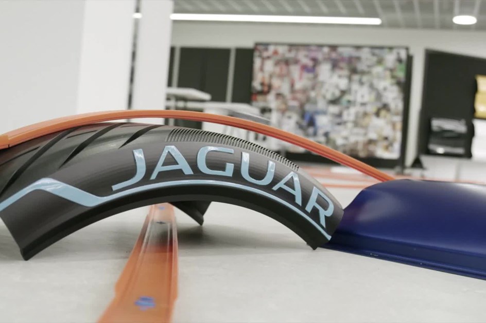 Jaguar F-Type apresentado em pista de 232 metros da Hot Wheels