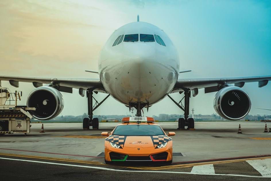 Lamborghini Huracán RWD conduz aviões em Bolonha