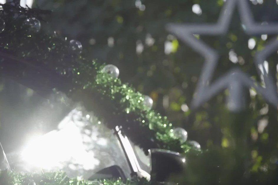 Nissan LEAF virou… árvore de Natal
