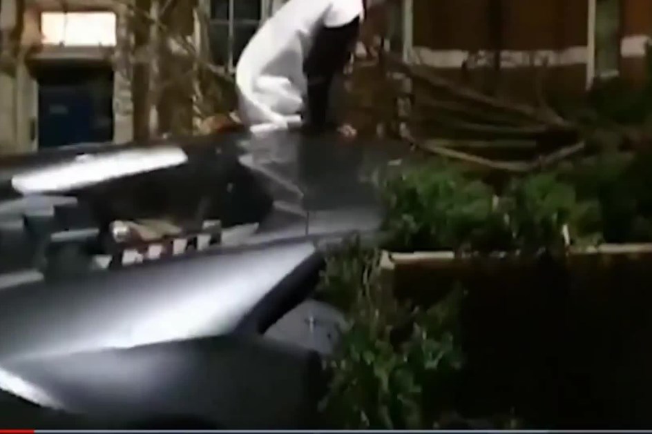 Acidentes de Natal: futebolista estampa Lamborghini vestido de boneco de neve