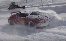 O que acontece quando se usa um Bugatti Veyron como limpa-neves?
