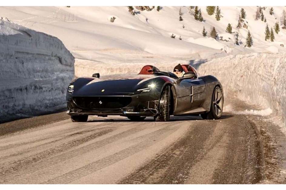 Ferrari Monza SP2 de milhões apanhado a ‘brincar’ na neve