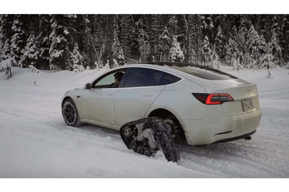 Monstro das neves. Alguém montou lagartas num Tesla Model 3