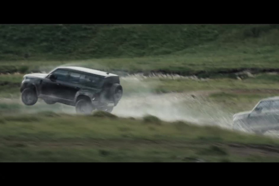 Land Rover Defender aos saltos em '007 – Sem Tempo para Morrer'