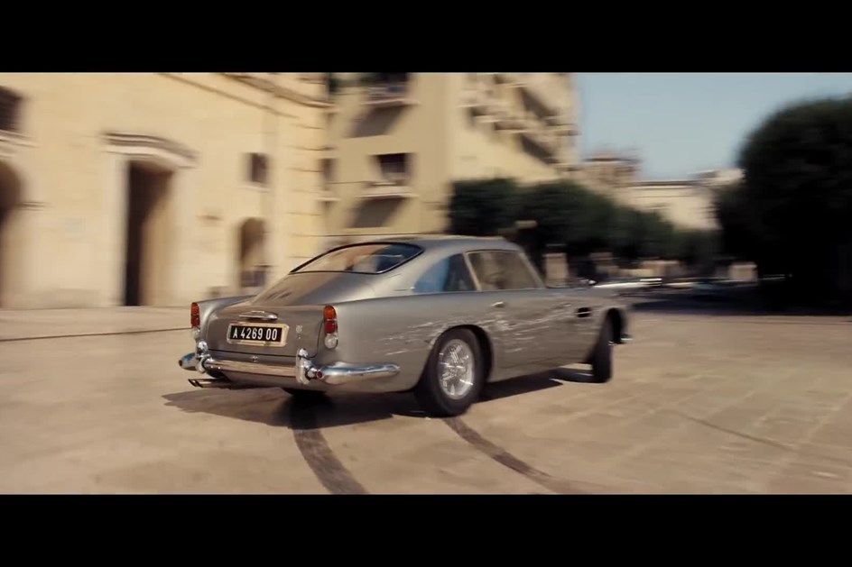 Land Rover Defender aos saltos em '007 – Sem Tempo para Morrer'